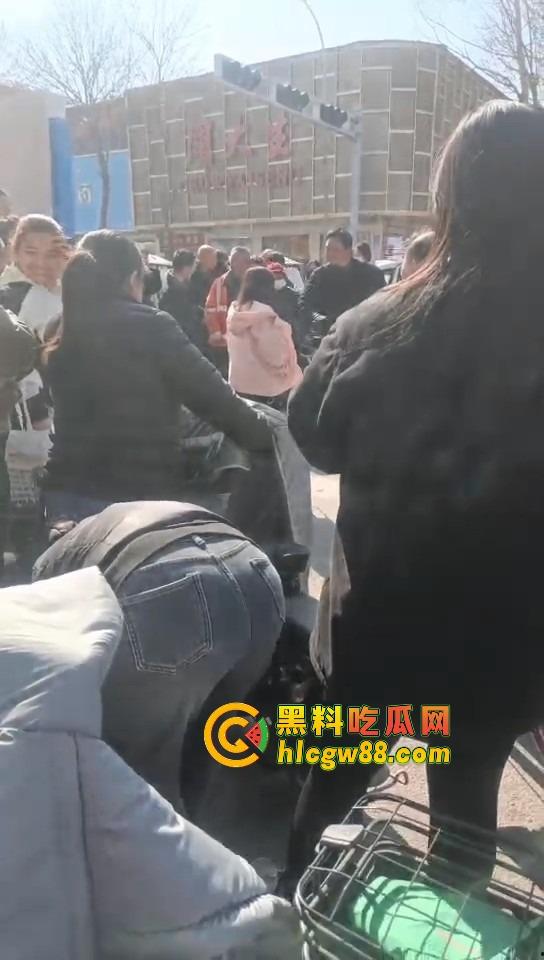 河北邯郸老实人媳妇在家聊骚撩汉，老公打工买套结果给别的男人用，气到街头崩溃大吼我真是笑话！-7