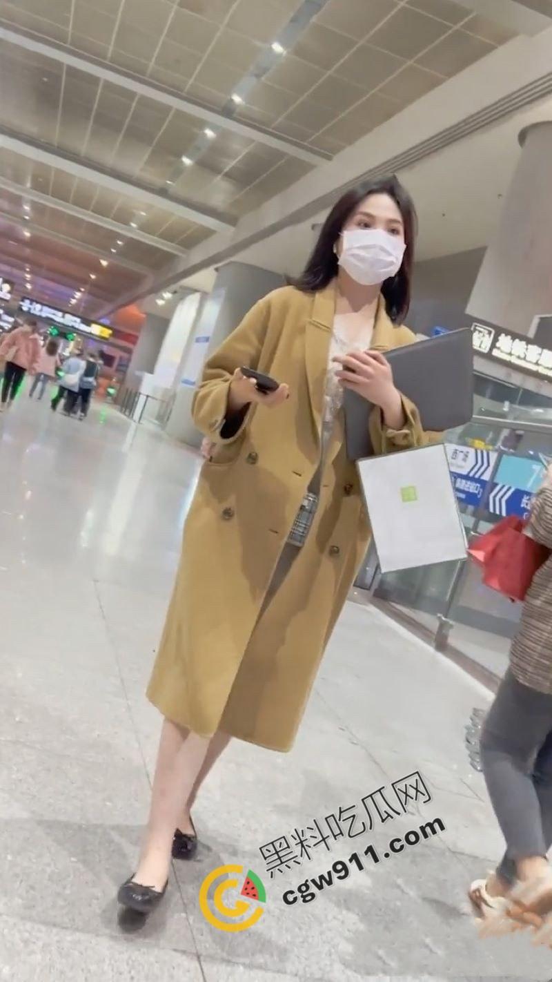 清纯少妇真空逛街，裙下春光乍现，丰满胸器若隐若现，湿润美穴引人遐想，性感曲线魅惑无限-2