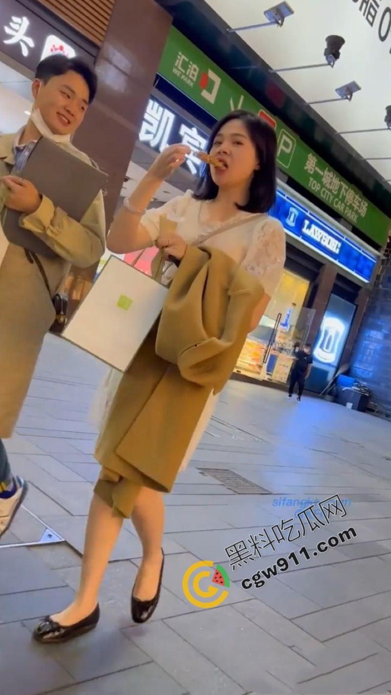 清纯少妇真空逛街，裙下春光乍现，丰满胸器若隐若现，湿润美穴引人遐想，性感曲线魅惑无限-5