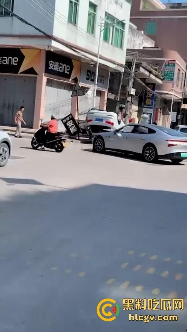 潮州电动小鹏撞上百万奥迪 竟把奥迪撞翻两周 这把小鹏赢了-8