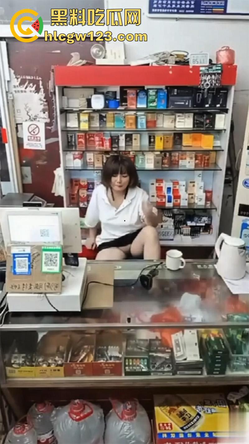 超市寂寞骚逼老板娘，一边和绿帽老公视频，一边无内露穴勾引客人，这就是露出的刺激么！-6