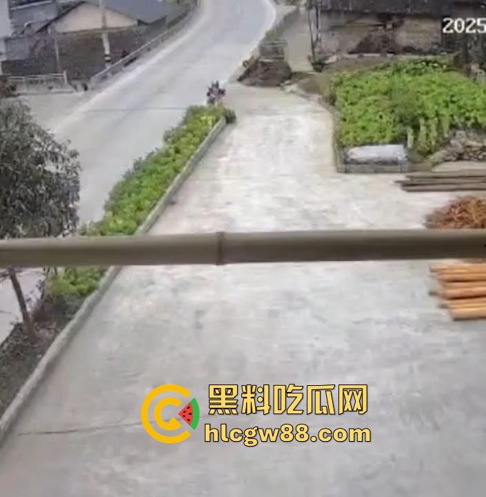 没煮你饭啊!你怎么就怎么就这么自来熟呀?飞车党直飞大爷家 坐等开饭 只见其车不见其人。-1