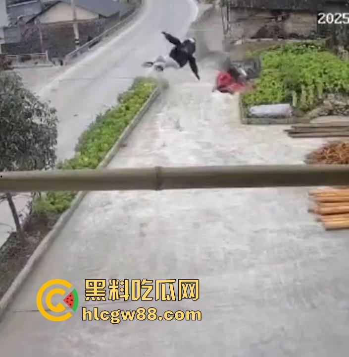 没煮你饭啊!你怎么就怎么就这么自来熟呀?飞车党直飞大爷家 坐等开饭 只见其车不见其人。-3