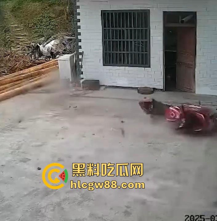 没煮你饭啊!你怎么就怎么就这么自来熟呀?飞车党直飞大爷家 坐等开饭 只见其车不见其人。-9