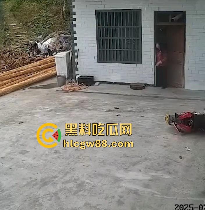 没煮你饭啊!你怎么就怎么就这么自来熟呀?飞车党直飞大爷家 坐等开饭 只见其车不见其人。-10