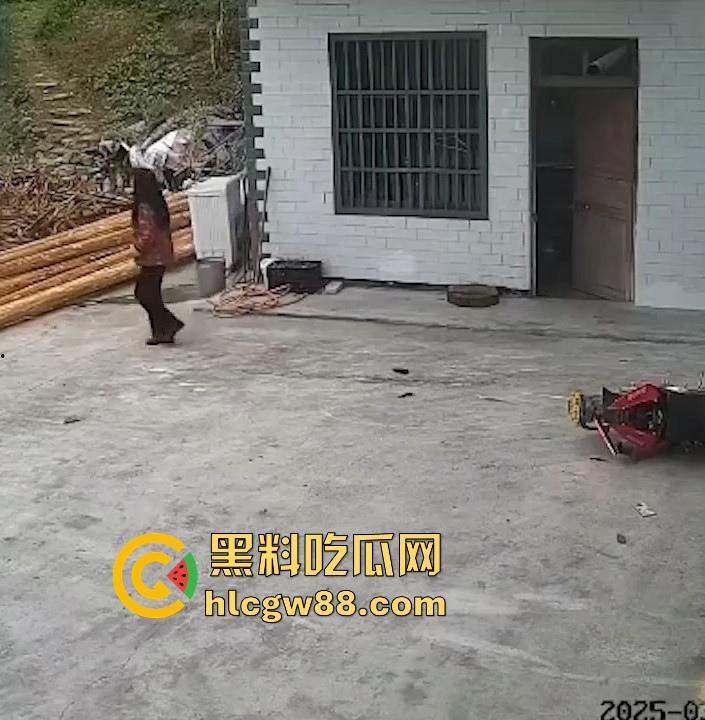 没煮你饭啊!你怎么就怎么就这么自来熟呀?飞车党直飞大爷家 坐等开饭 只见其车不见其人。-11