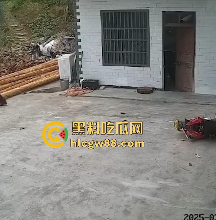 没煮你饭啊!你怎么就怎么就这么自来熟呀?飞车党直飞大爷家 坐等开饭 只见其车不见其人。-12