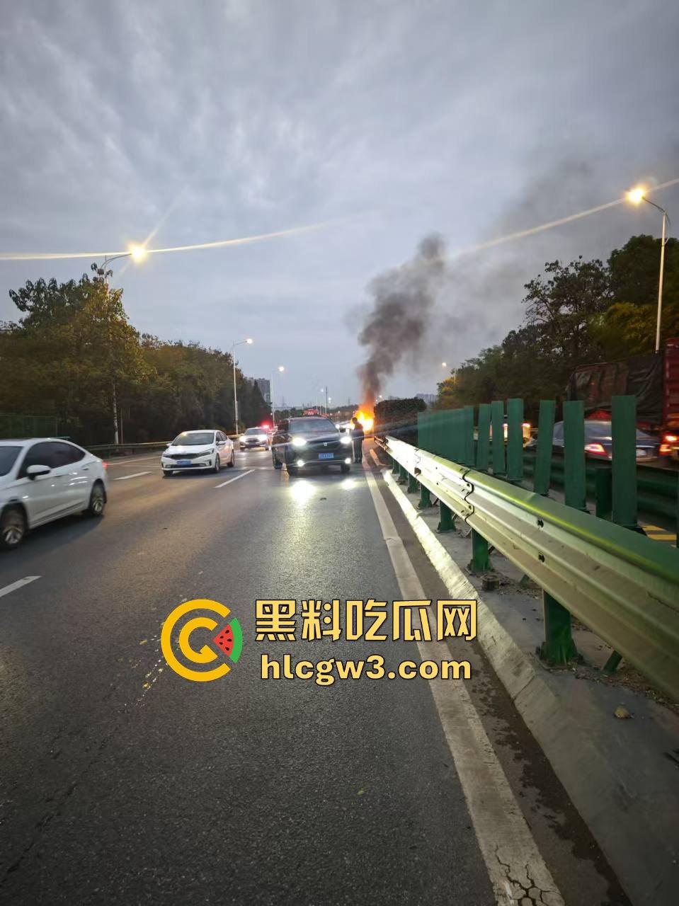 九江首辆紫色小米SU7遭遇车祸 电车安然无恙 油车烧成灰 雷总金字招牌造车没偷工减料！-7