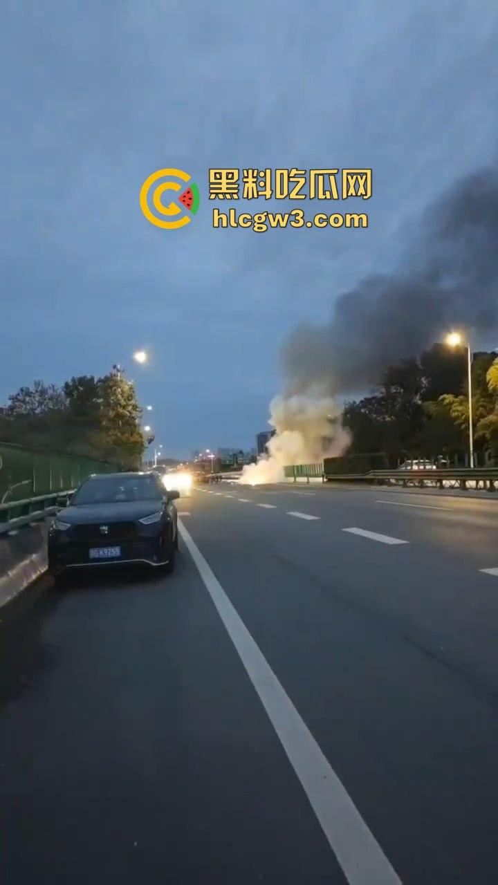 九江首辆紫色小米SU7遭遇车祸 电车安然无恙 油车烧成灰 雷总金字招牌造车没偷工减料！-10