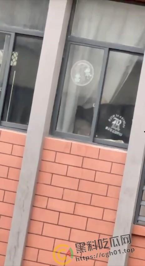 大学生版掩耳盗铃!教室内拉上窗帘打炮 外面的人看的一清二楚 整栋楼为其冲刺加油-4