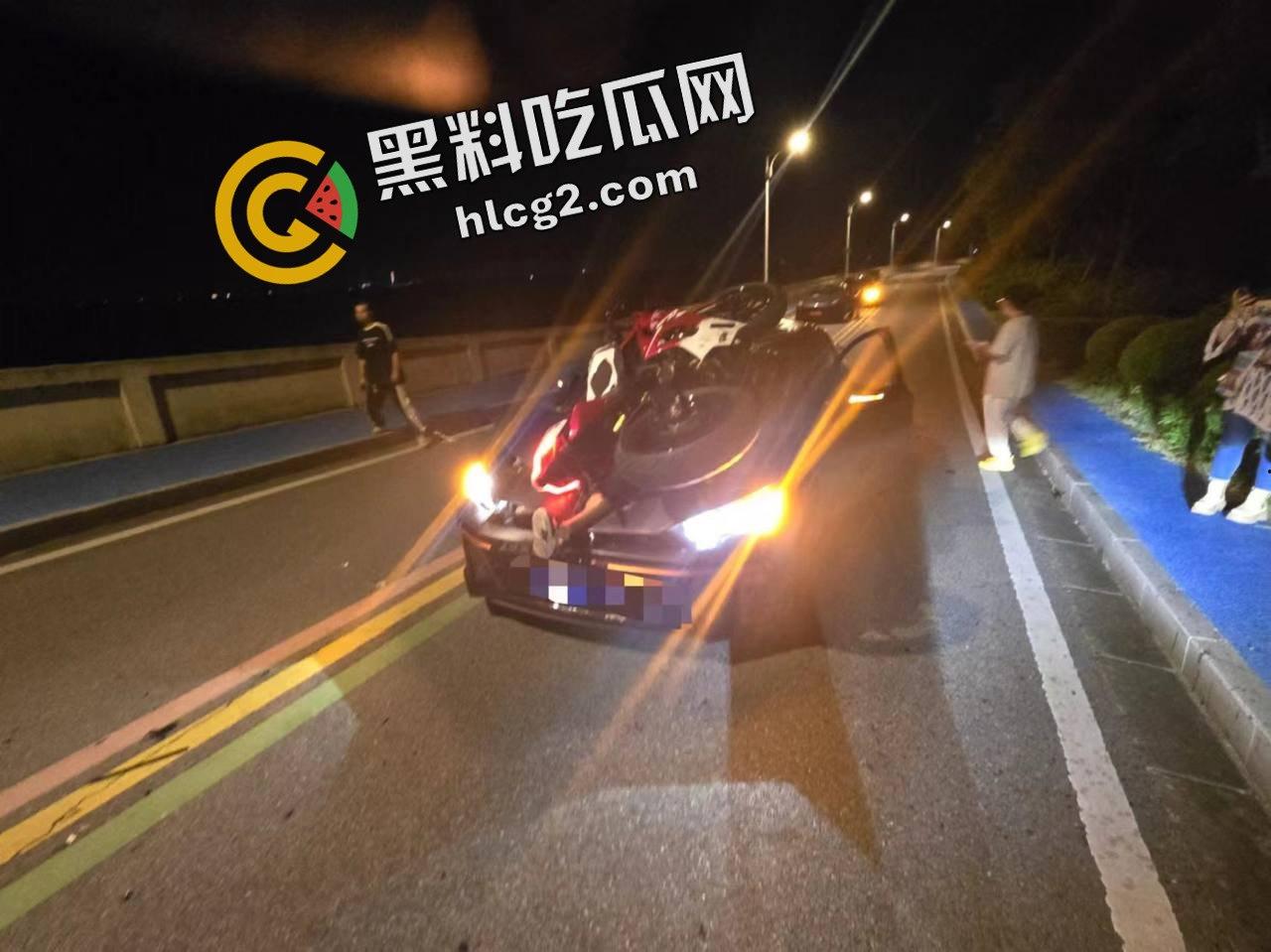 慎人事件！江苏苏州影豹R车主逆行 撞飞摩托车 连人带车坠落引擎盖 重重砸伤晕厥-10