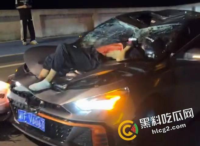 慎人事件！江苏苏州影豹R车主逆行 撞飞摩托车 连人带车坠落引擎盖 重重砸伤晕厥-13