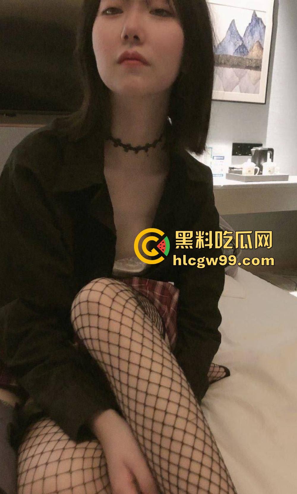 贵阳职业技术学院骚逼『 林思媛』为了学生会长宝座送逼求操,巨乳翘臀被学长们轮流操到爽翻天!-3