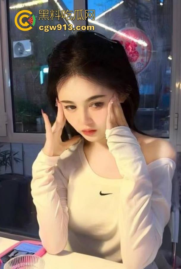 海角大神，尝试与亲妹妹人行天桥上刺激野战，全方位打桩被湿滑蜜舌榨干，真的太刺激了！-1