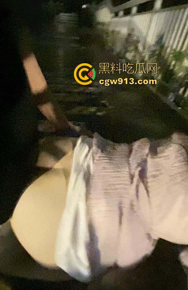 海角大神，尝试与亲妹妹人行天桥上刺激野战，全方位打桩被湿滑蜜舌榨干，真的太刺激了！-8