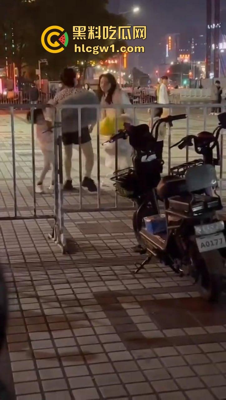 商丘街头闺蜜大撕逼！两个骚妇当街互扇，原来是照顾闺蜜老公照顾上床了！-7