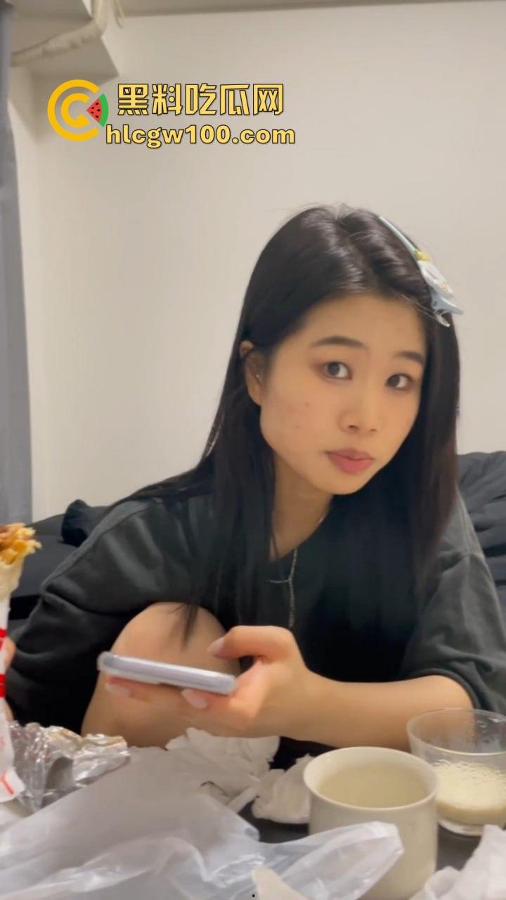 太原研一妹【卓芊芊】开房等操！啤酒烧烤只是幌子小哥洗完澡直接吃她，操到高潮几次内射满床，这学生爱情真纯洁！-12