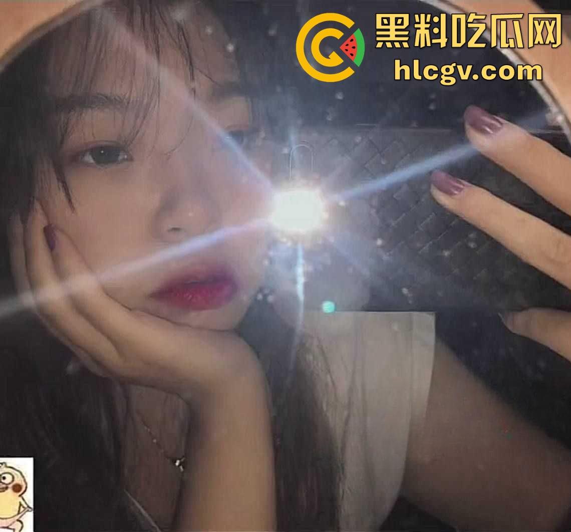 贵州师范大学17级『杨怡真 』不雅照流出！成都反差婊表情妥妥带感，妩媚表情骚到竟然还舔自己脚趾！-3