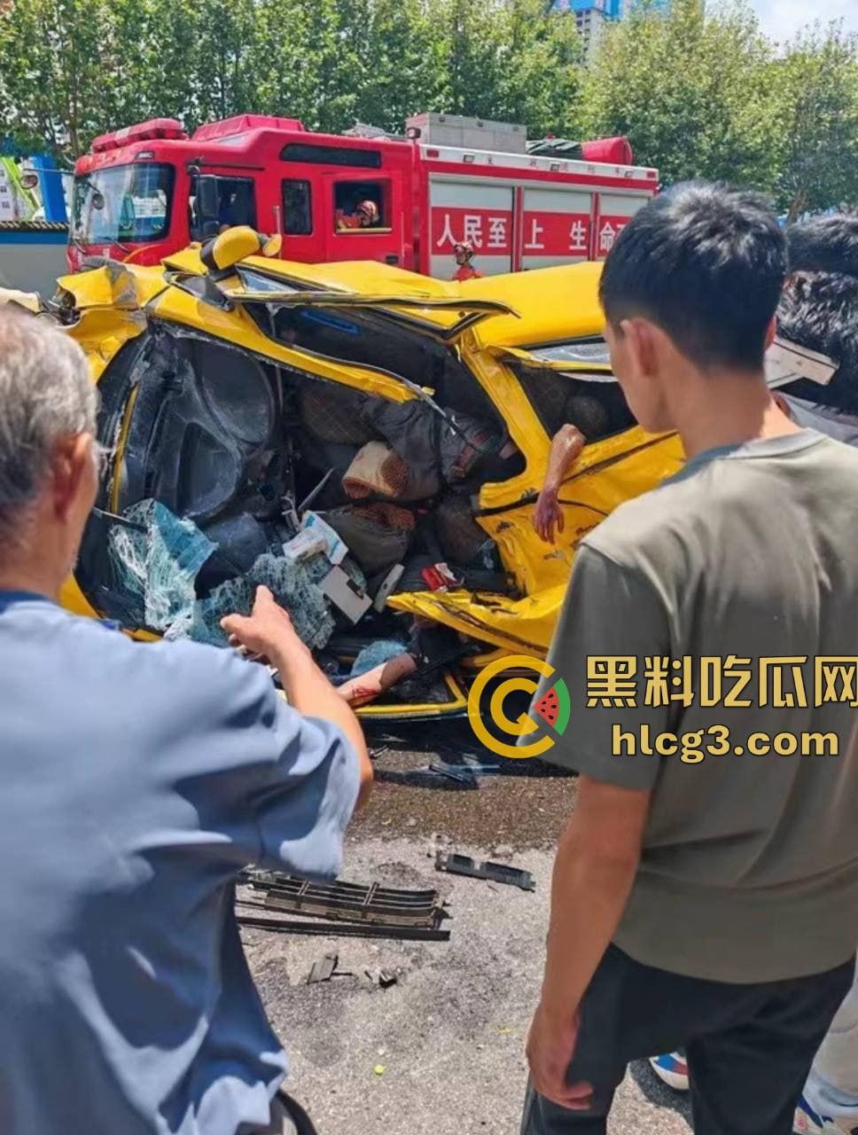 昆明西苑立交重大车祸！两车相撞一车被碾压 江铃汽车车主当场死亡-3