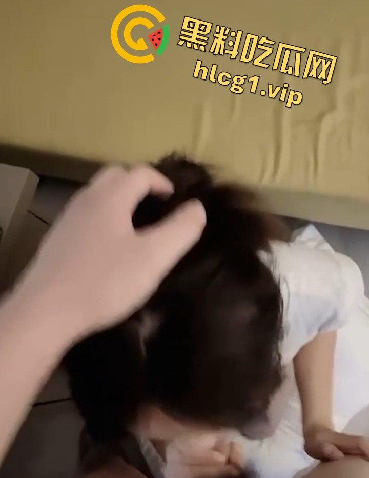 电竞少女大胆承诺，带我上分我带你吃鸡！千里送逼电竞房内情欲激战！-8