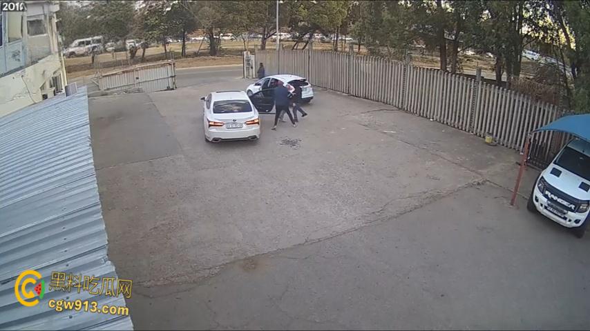 南非震惊绑架案,男子被白色轿车拦住,持枪示威恐吓男子,法外狂徒把他拖上车迅速逃离引热议 !-4