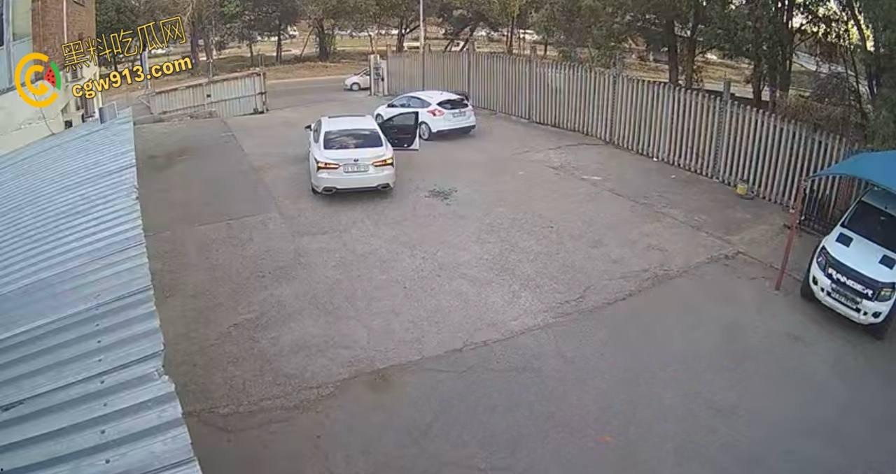 南非震惊绑架案,男子被白色轿车拦住,持枪示威恐吓男子,法外狂徒把他拖上车迅速逃离引热议 !-6