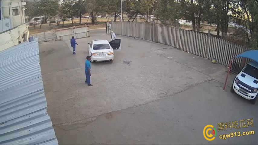 南非震惊绑架案,男子被白色轿车拦住,持枪示威恐吓男子,法外狂徒把他拖上车迅速逃离引热议 !-7
