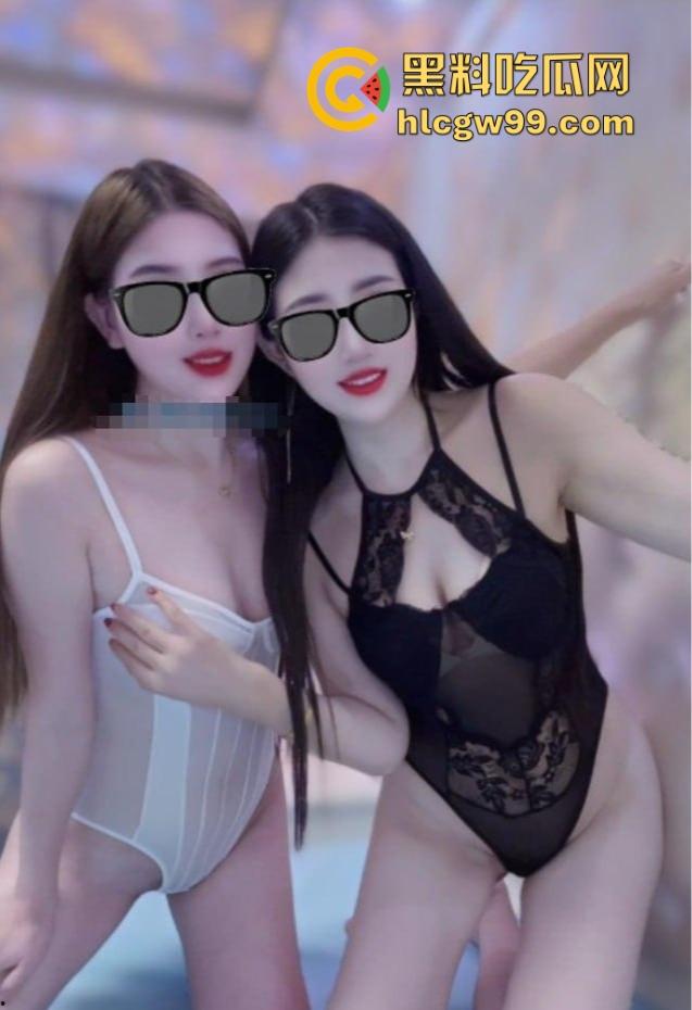 高颜值姐妹花公厕双飞体验，撅起翘臀争着迎合骚穴轮番抽插还担心被抓，完事撒尿留念，两条下贱母狗玩得花！-1