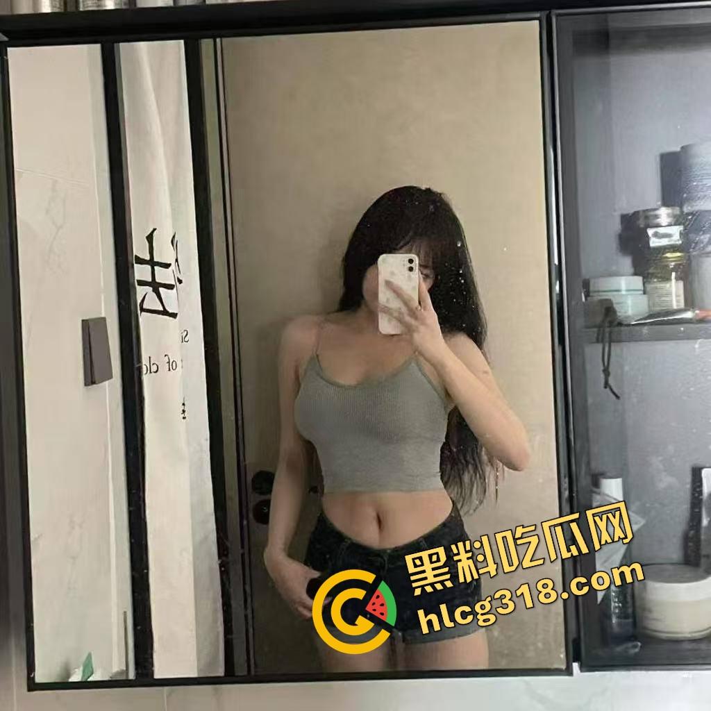 姐妹们口嫌体正直，嘴上说不看毛片，抓到集美看毛片还装正经？裤裆早就湿成狗了！-6