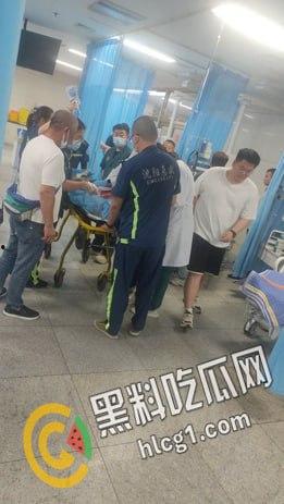 沈阳铁西区兴华南街疑似屠夫职业的光头发生无差别砍人事件，一老一女一年轻男子被杀 现场视频流出-2