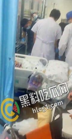 沈阳铁西区兴华南街疑似屠夫职业的光头发生无差别砍人事件，一老一女一年轻男子被杀 现场视频流出-5