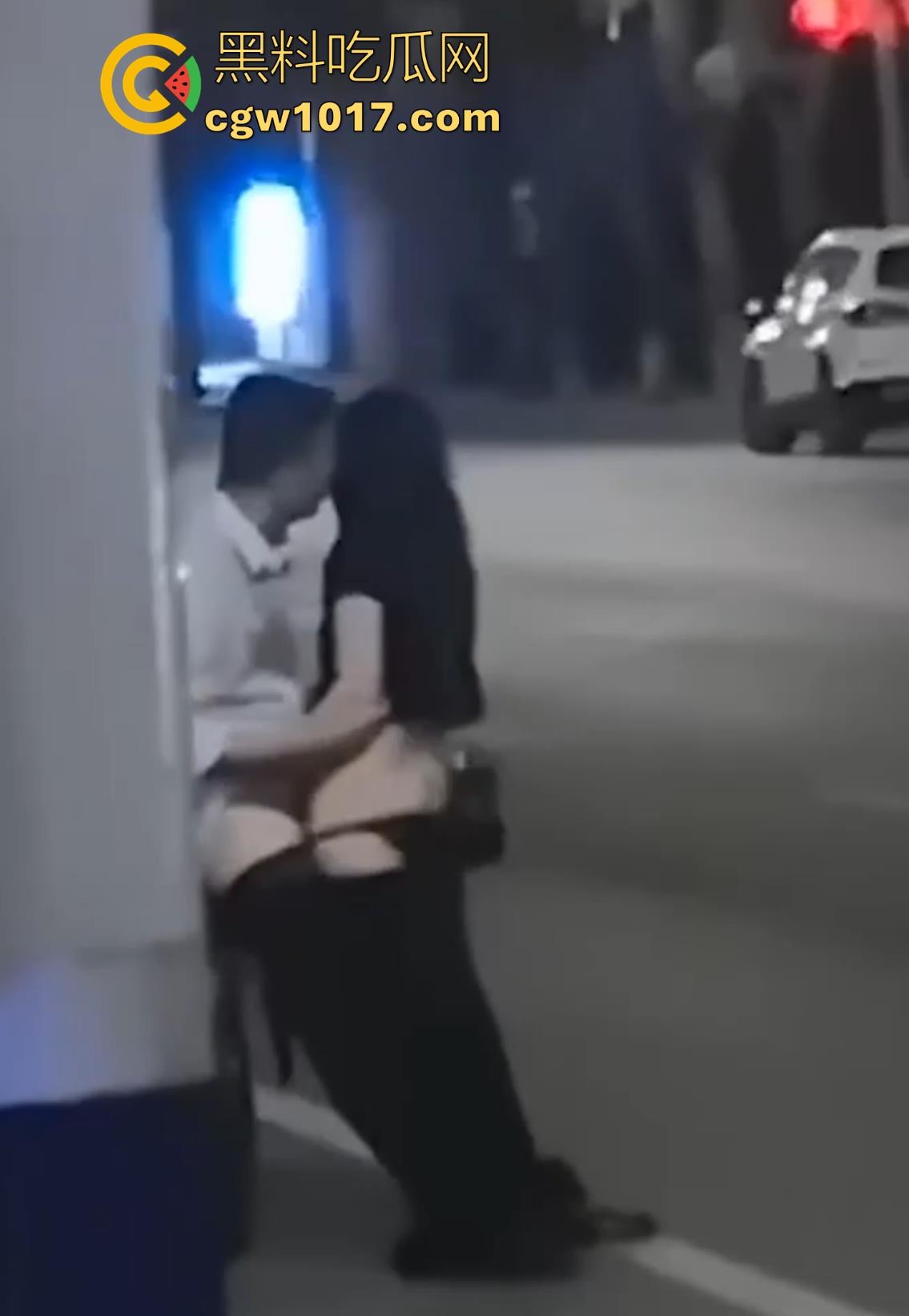 模糊的画质清晰的实力！不是哥们你喂了什么春药吗？这女的直接跟你在路边干了起来，直接脱衣扣了起来彻底放飞！-2