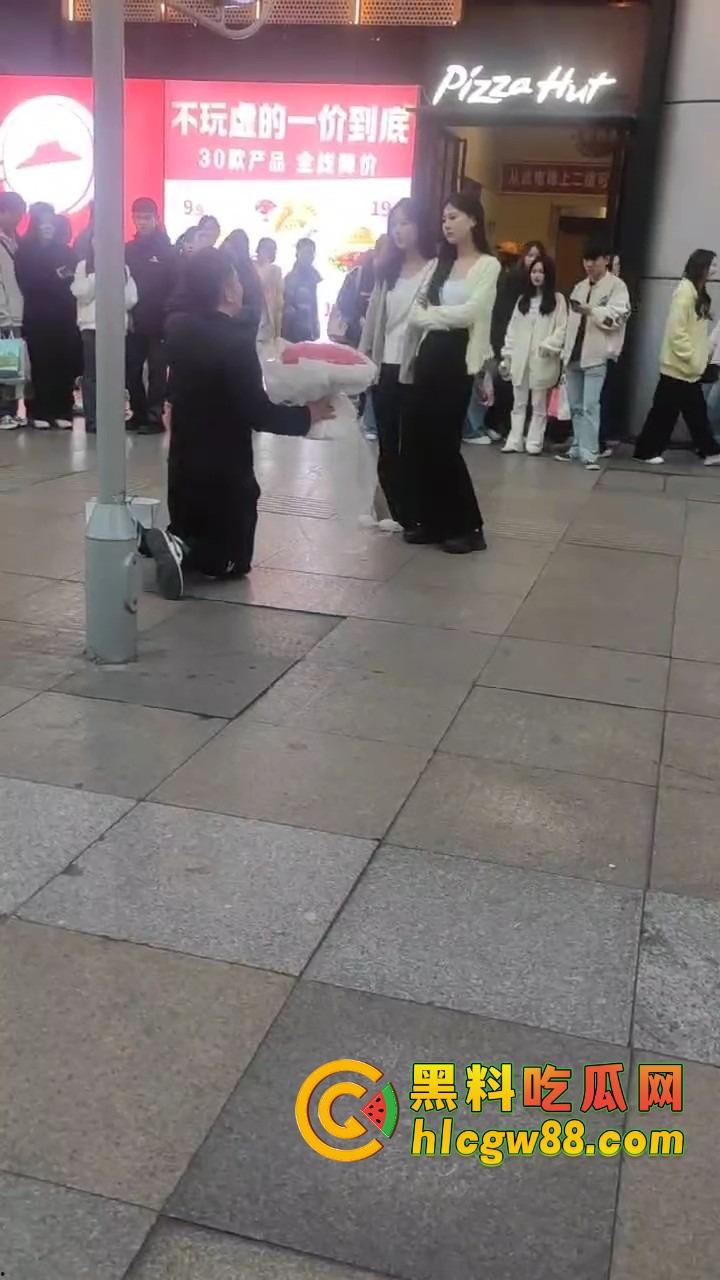 南宁网红求婚人山人海围观,结果女方一巴掌扇得震天响,旁边阿姨吓到后退三步,这到底是爱还是惩罚?-1