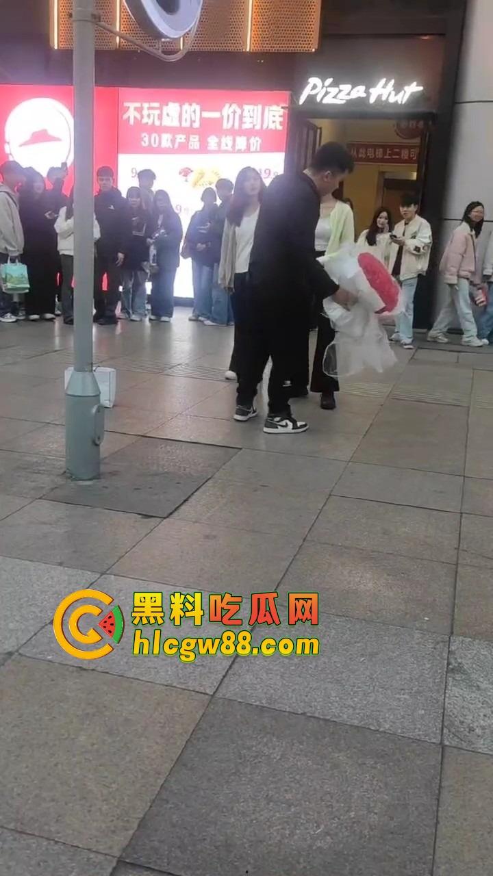 南宁网红求婚人山人海围观,结果女方一巴掌扇得震天响,旁边阿姨吓到后退三步,这到底是爱还是惩罚?-2