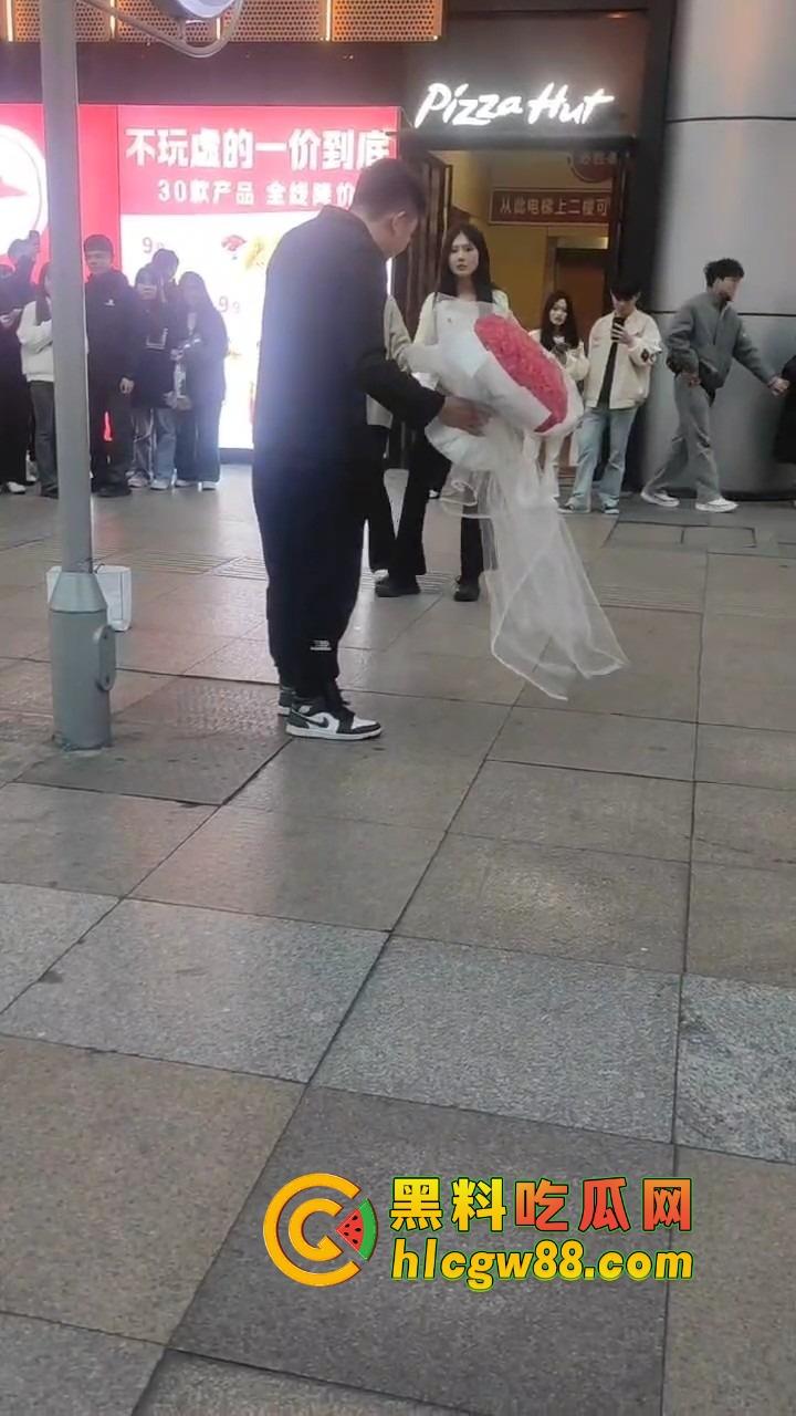 南宁网红求婚人山人海围观,结果女方一巴掌扇得震天响,旁边阿姨吓到后退三步,这到底是爱还是惩罚?-4