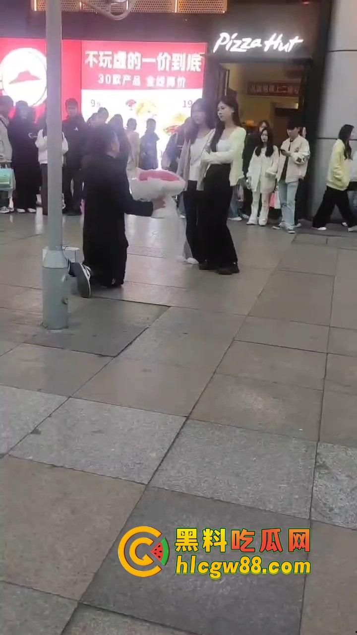 南宁网红求婚人山人海围观,结果女方一巴掌扇得震天响,旁边阿姨吓到后退三步,这到底是爱还是惩罚?-6