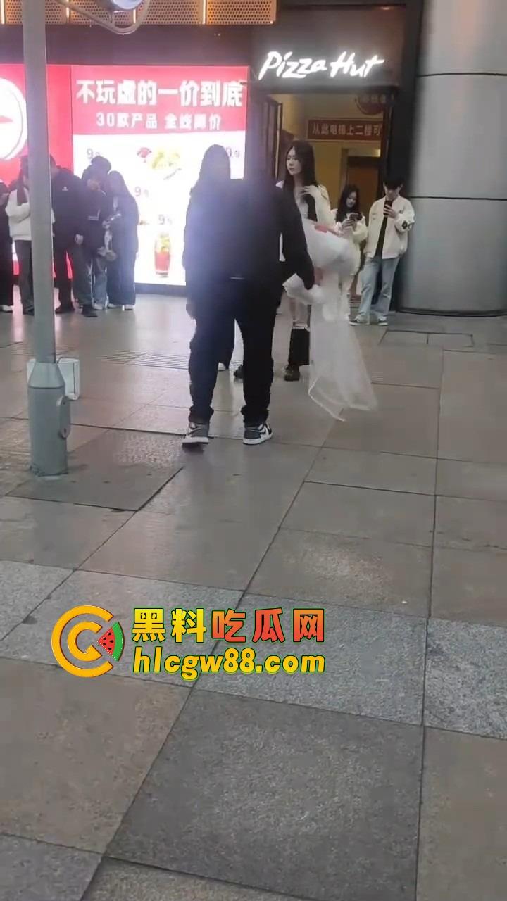 南宁网红求婚人山人海围观,结果女方一巴掌扇得震天响,旁边阿姨吓到后退三步,这到底是爱还是惩罚?-8