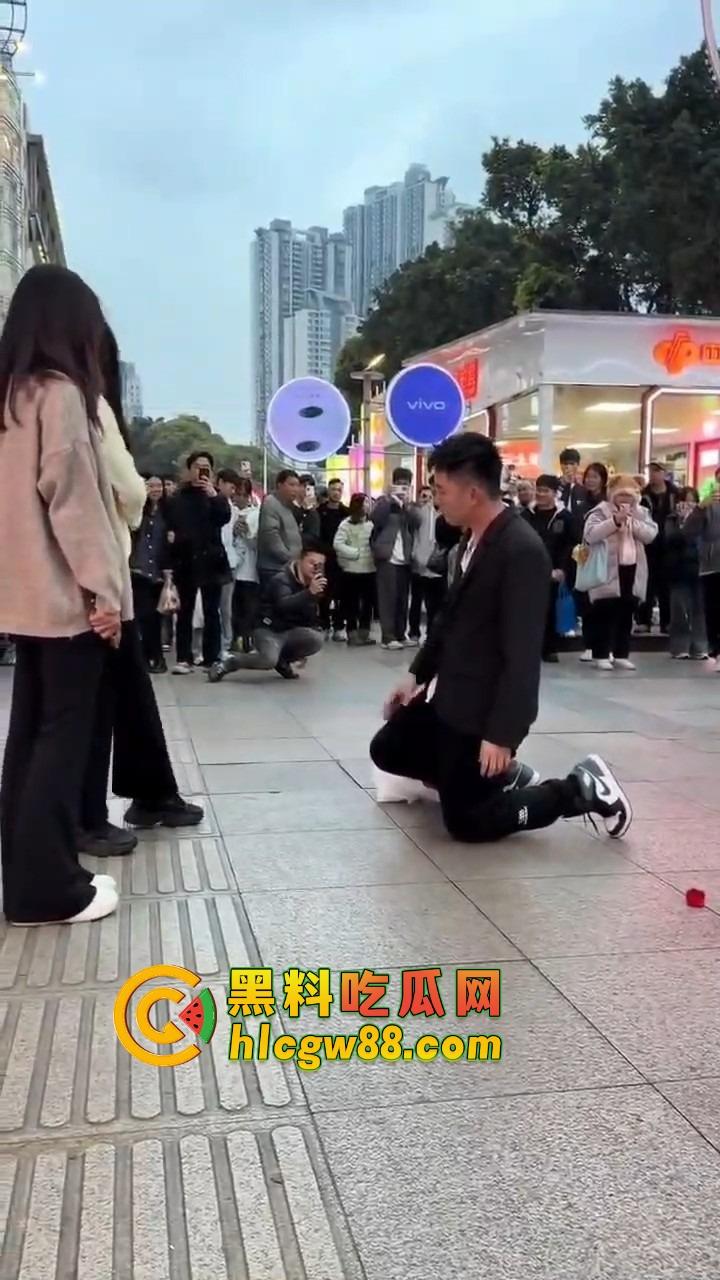 南宁网红求婚人山人海围观,结果女方一巴掌扇得震天响,旁边阿姨吓到后退三步,这到底是爱还是惩罚?-9