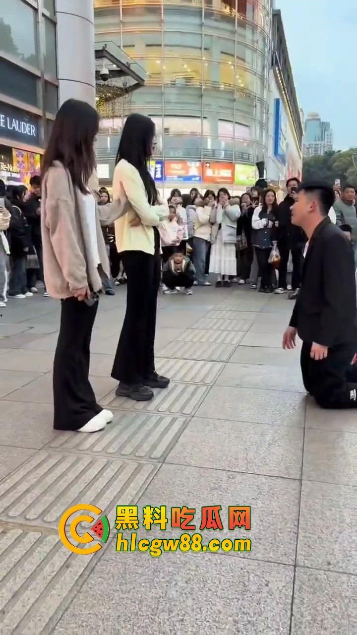 南宁网红求婚人山人海围观,结果女方一巴掌扇得震天响,旁边阿姨吓到后退三步,这到底是爱还是惩罚?-10