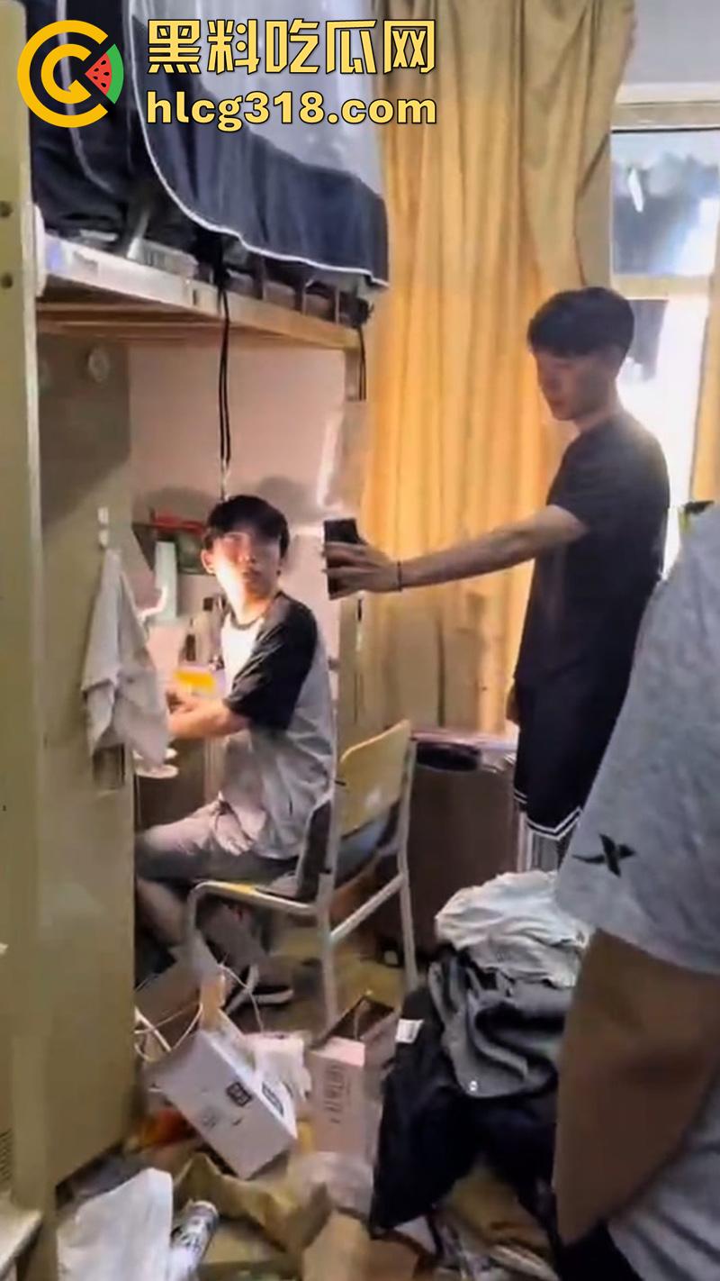 同宿舍的兄弟竟想操你屁眼，大连外国语眼镜变态男，偷同学球衣打飞机，被发现后将其曝光！-7