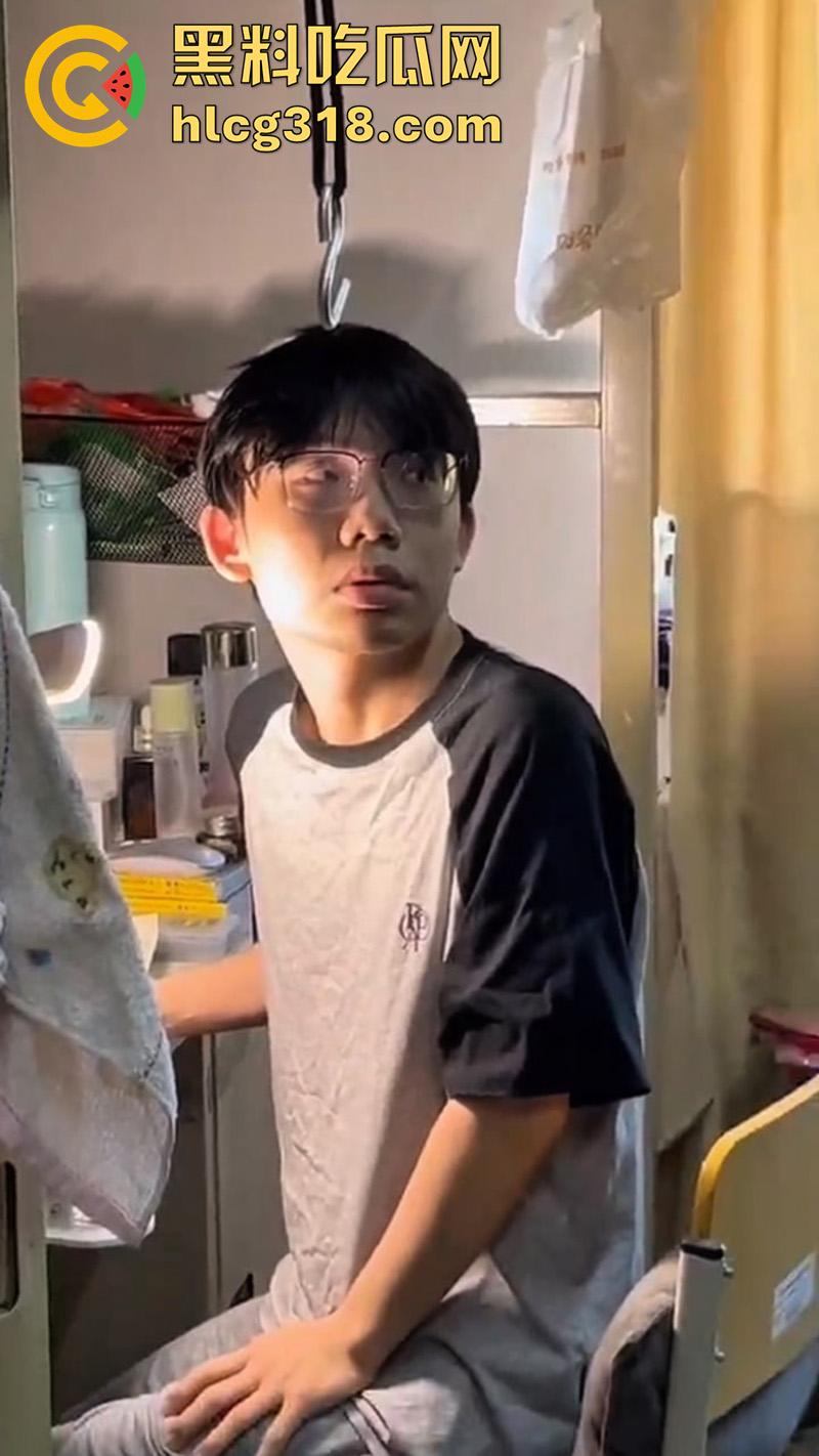 同宿舍的兄弟竟想操你屁眼，大连外国语眼镜变态男，偷同学球衣打飞机，被发现后将其曝光！-8