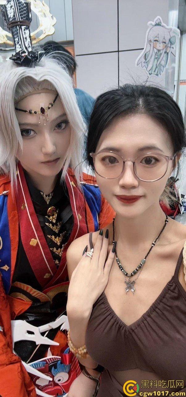 百万粉丝的【strangewomandcl】人妻反差婊彻底社死！付费群露脸被操到喷水，精液从逼里流一地！-5