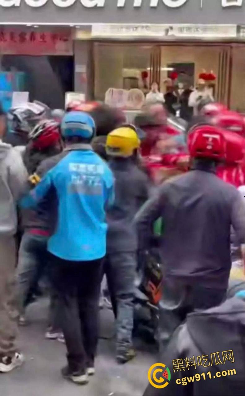 饿了么VS京东外卖,美团骑手围观助威,街头冲突真实拍摄,一群人扭打在一团,混乱场面震撼人心 !-6