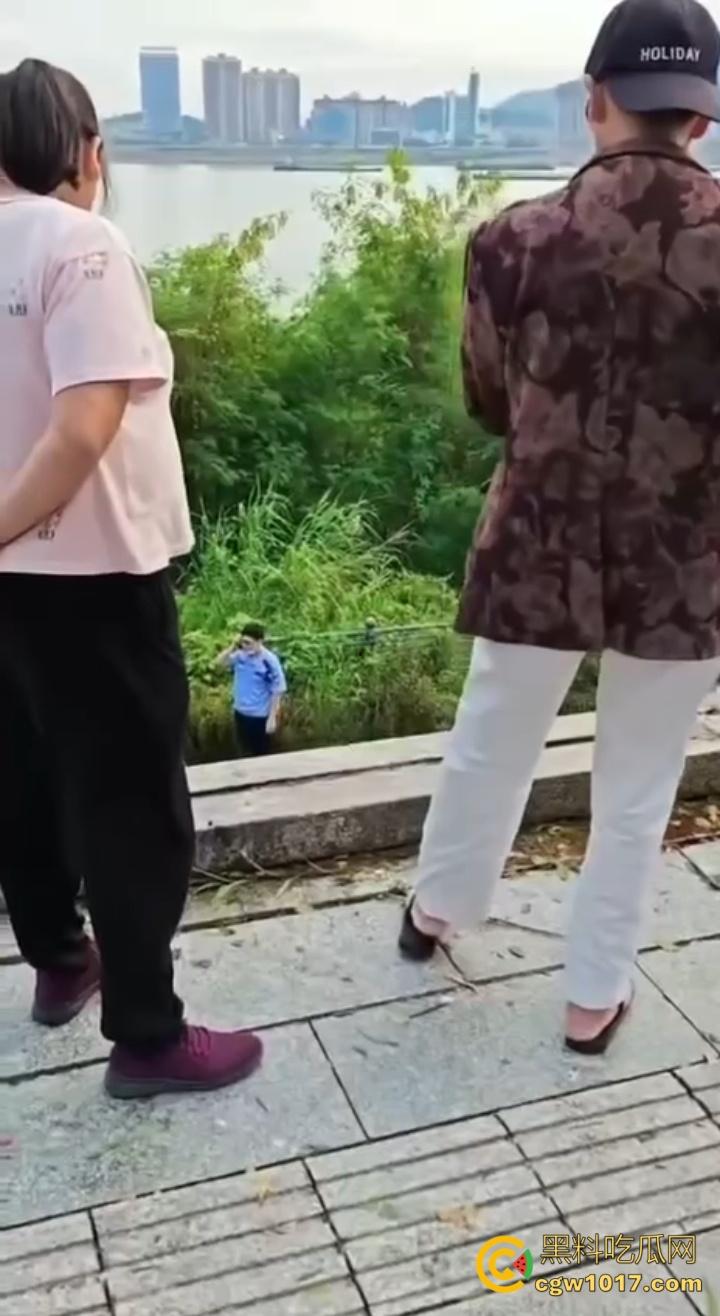 广东肇庆端州江滨堤，长发男司机疲劳驾驶，导致车辆失控开下堤坝，车辆翻滚险些酿成惨剧 ！-1