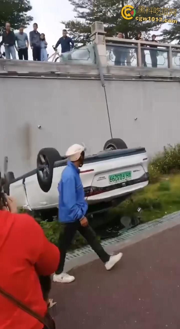 广东肇庆端州江滨堤，长发男司机疲劳驾驶，导致车辆失控开下堤坝，车辆翻滚险些酿成惨剧 ！-7