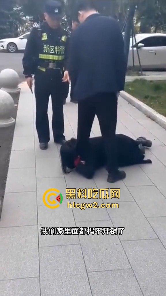 江苏女子匍匐跪地讨18万工钱！抱住腿痛哭求怜悯，欠薪公司无动于衷近20天仍赖账！-3