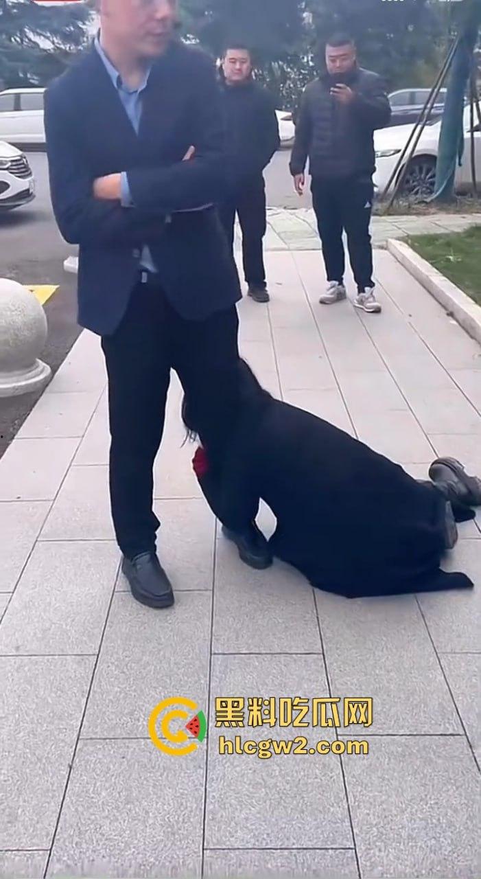 江苏女子匍匐跪地讨18万工钱！抱住腿痛哭求怜悯，欠薪公司无动于衷近20天仍赖账！-13