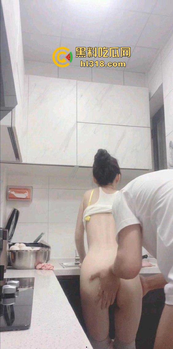 海角乱伦，趁大哥不在家硬上刚健完身的嫂子，厨房无套后入，激情打桩，无毛白虎太极品了!-5