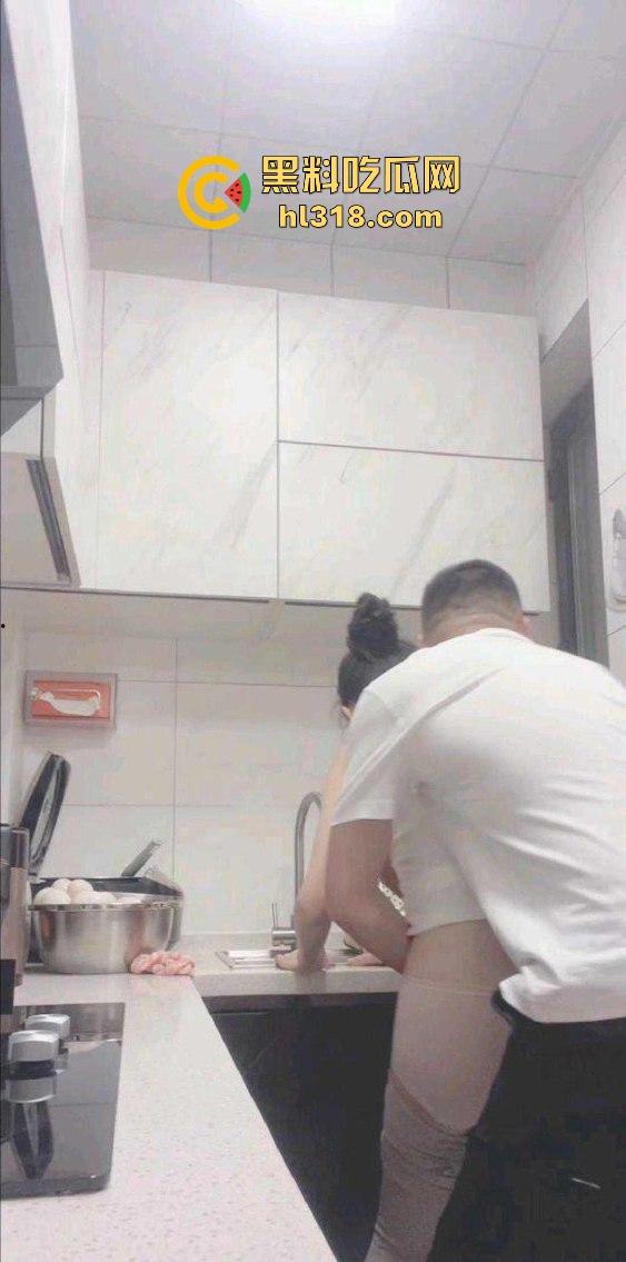 海角乱伦，趁大哥不在家硬上刚健完身的嫂子，厨房无套后入，激情打桩，无毛白虎太极品了!-7