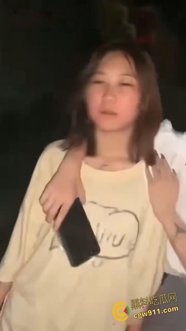 抖音网红【夜巴黎】直播曝出猛料，困困XD曾尿打K失禁，土豆黎网上立人设私下霸凌，三姐妹瓜多到根本吃不完！-6